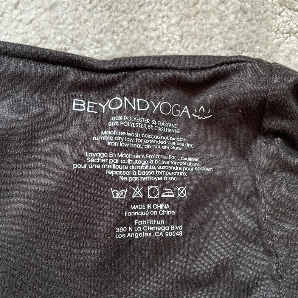 Beyond Yoga Black Hidden Pocket Infinity Scarf EUC